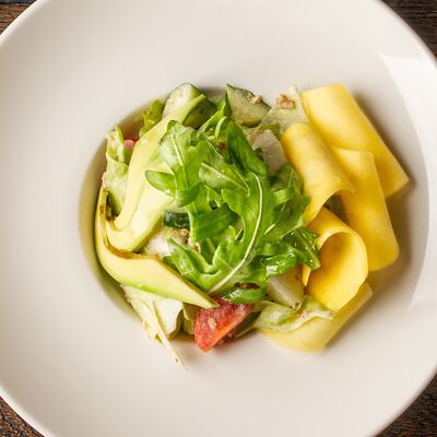 Салат с киноа, манго и авокадо в HEDONIST по цене 22 р.