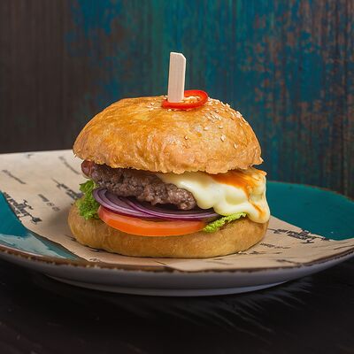 Бургер мясной острый с чили-перцем и перцем цицак в Длинный нос по цене 650 ₽