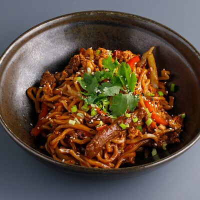 Удон с говядиной Чао Мин в MO by Matisov по цене 879 ₽