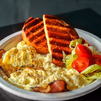 Омлет с беконом и сыром чеддер в Шейк бургер по цене 265 ₽