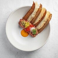 Тартар из говядины с красной икрой и гренками в Горыныч
