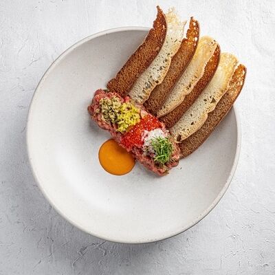 Тартар из говядины с красной икрой и гренками в Горыныч по цене 990 ₽