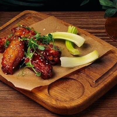 Крылья куриные в соусе BBQ в Хочу и буду по цене 455 ₽