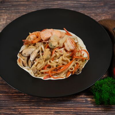 Удон в сливочно-чесночном соусе с морепродуктами в Японский городовой 64 по цене 390 ₽