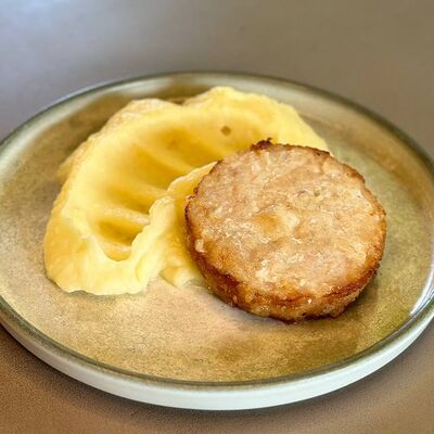Куриная котлетка с сыром и картофельной пюрешкой в Ресторан Мангал home по цене 360 ₽