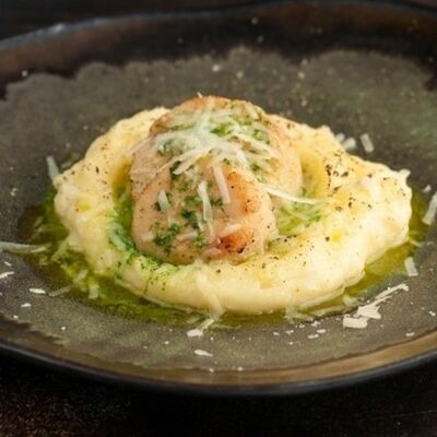 Гребешки с картофельным пюре в Плавники и клешни по цене 1620 ₽