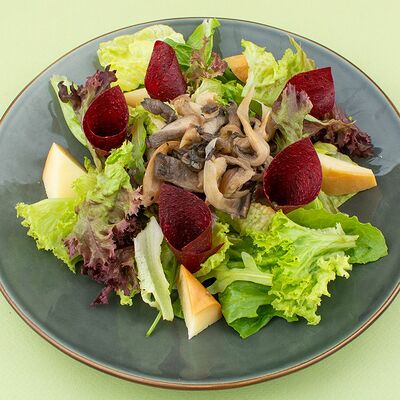 Салат с грибами и копченым сыром в Усадьба по цене 390 ₽