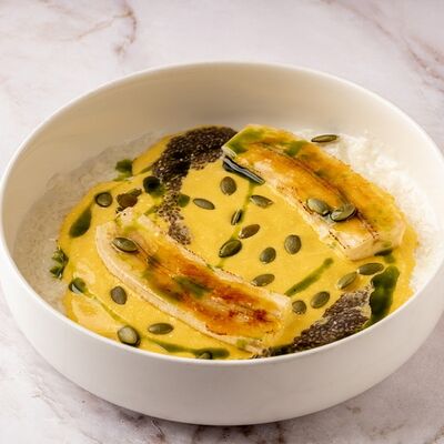 Рисовая каша с карамелизированным бананом, пюре манго - чиа и мятным маслом в Кофейня Пенка по цене 410 ₽