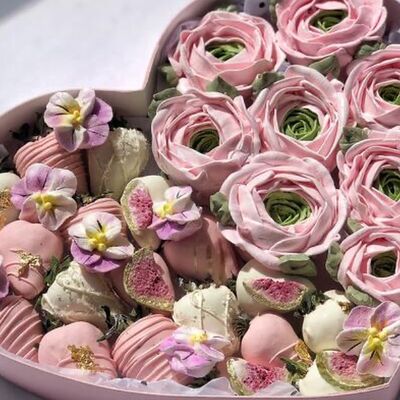 Клубника в шоколаде с зефирными ранункулюсами в Fujibox по цене 5500 ₽