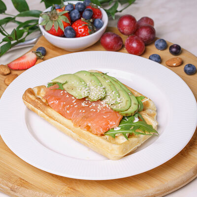 Бельгийская вафля с красной рыбой, зеленью, авокадо и творожным сыром в King Dessert по цене 615 ₽