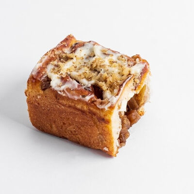 Булочка с яблоком, изюмом и корицей в Британские Пекарни по цене 210 ₽