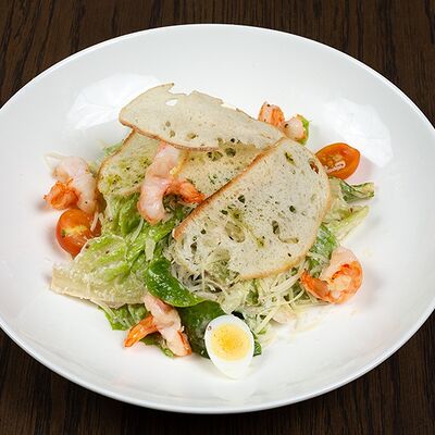 Цезарь с креветками в Семейные традиции по цене 790 ₽