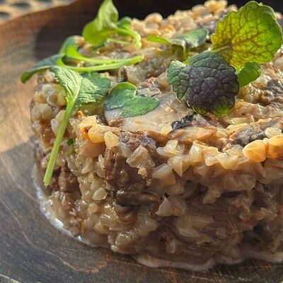 Зеленая гречка с телятиной и грибами в Hookah time по цене 625 ₽