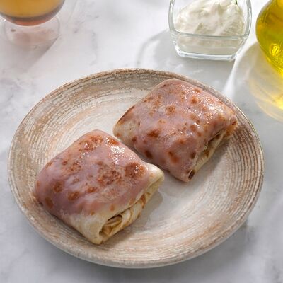 Блины с яблоками и смородиной, со сметаной в Петрушка по цене 252 ₽