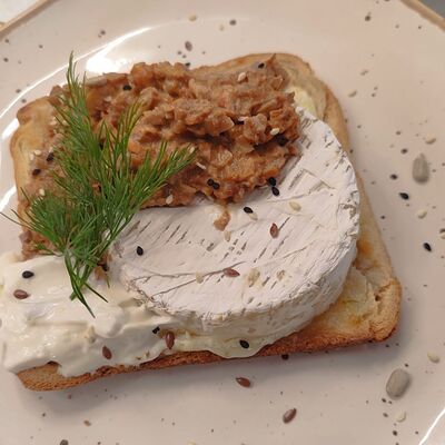 Горячий тост с камамбером и лисичками в Черёхин по цене 520 ₽