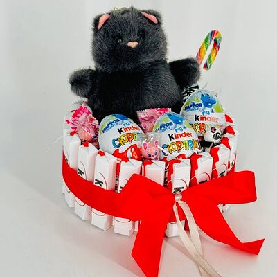 Сладкий подарок с киндерами и мягкой игрушкойв Дарите красиво по цене 4799 ₽