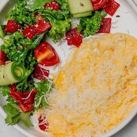 Скрембл из трёх яиц с овощным салатом и трюфельным сыром в MAYAR