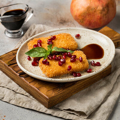 Сулугуни жаренный с соусом из диких ягод в Бакинский Chef по цене 455 ₽