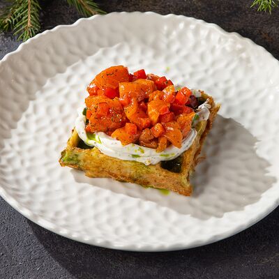 Картофельная вафля с форелью и печёным перцем в Пилигрим по цене 590 ₽