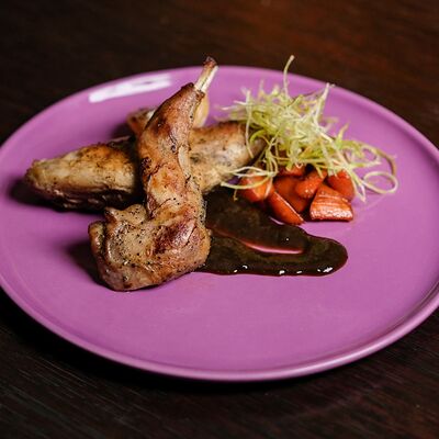 Ножка кролика с глазированной морковьюв Lions Head по цене 1350 ₽