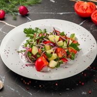 Свежий салат в Salam Baku