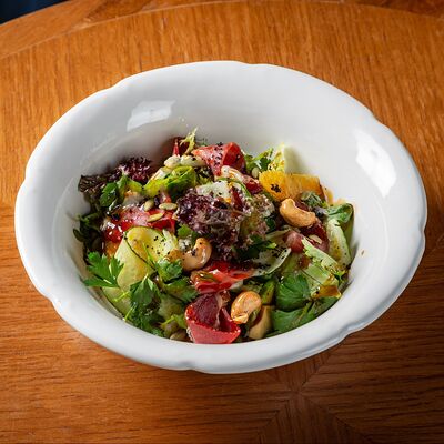 Листья салата с копченой утиной грудкой, апельсином и горгонзолой в Brasserie Lambic по цене 890 ₽