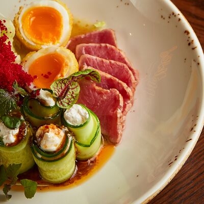 Салат из обожженного тунца в Рамен с уткой по цене 980 ₽