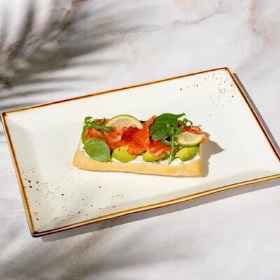 Тост с форелью и авокадов География по цене 800 ₽