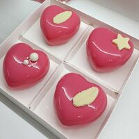 Муссовые пирожные ассорти красные с шоколадным декором в Katicake