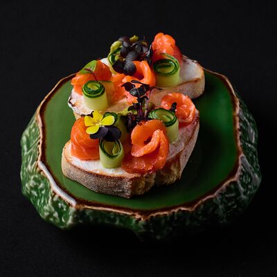Брускетта с лососем и авокадо в Эндорфин по цене 620 ₽