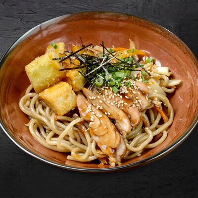 Лапша с курицей и хрустящими баклажанами в Juusu&Ramen по цене 940 ₽