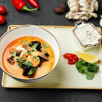 Том ям с морепродуктами на грузинский манер в Колхида Palace