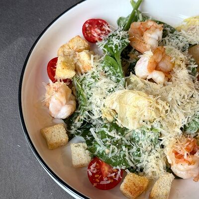 Салат с креветками и соусом Цезарь в Гости, бистро по цене 610 ₽