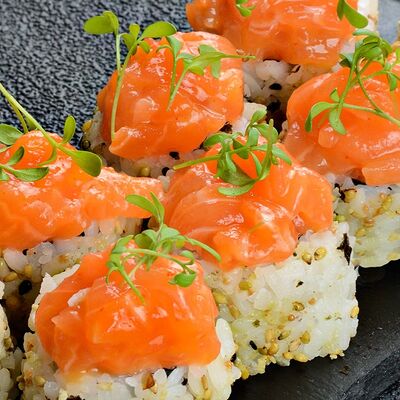 Манго-лосось в Васаби пеперони по цене 840 ₽