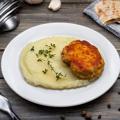 Пюре с котлетойв Метелица по цене 320 ₽