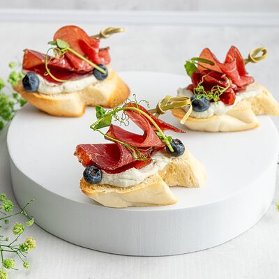 Брускетта с вяленой говядиной в KanapeFest по цене 2890 ₽