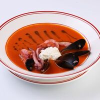 Томатный суп с морепродуктами и страчателлойв Forte Bello