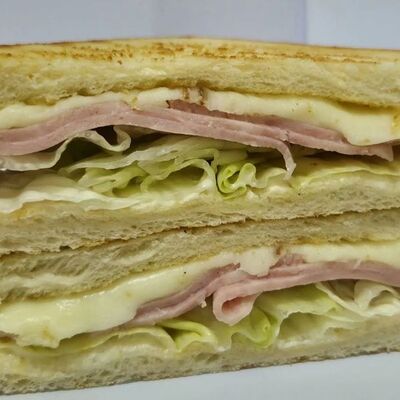 Сэндвич с ветчиной и сыромв Кофеизм по цене 300 ₽