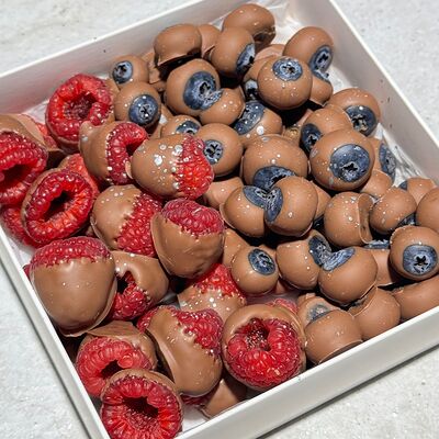Малина и голубика в шоколадев Клубника в шоколаде Simple Berry по цене 3987 ₽