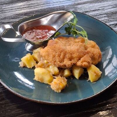 Шницель из свинины, картофель с квашеной капустой, соус в Длинный нос по цене 375 ₽