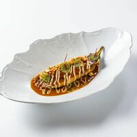 Запеченный баклажан в азиатском стиле с кремом юдзу, хрустящими арахисом, кунжутом и луком-сибулетв Dodici Seafood