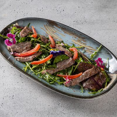 Салат-гриль с телятиной и овощами в Раковарня на Пятницкой по цене 1150 ₽