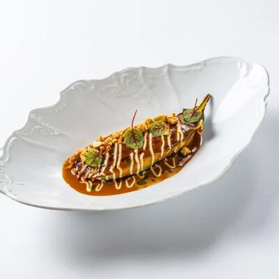 Запеченный баклажан в азиатском стиле с кремом юдзу, хрустящими арахисом, кунжутом и луком-сибулетв Dodici Seafood по цене 630 ₽