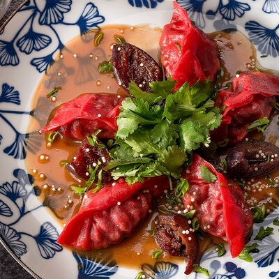 Гедза с уткой и соусом демиглас со сливой в Хариzма по цене 520