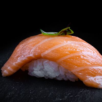 Суши с лососем в Ohasi по цене 200 ₽