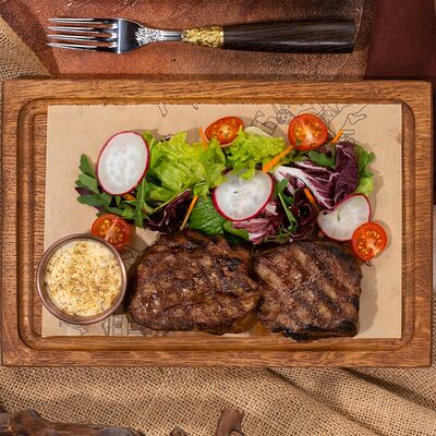 Медальоны из говядины с соусом перечным в Усадьба Банная по цене 1670 ₽