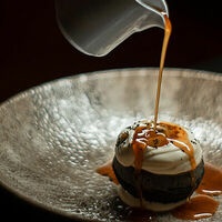 Угольное шу с карамелью и маракуйей в More More