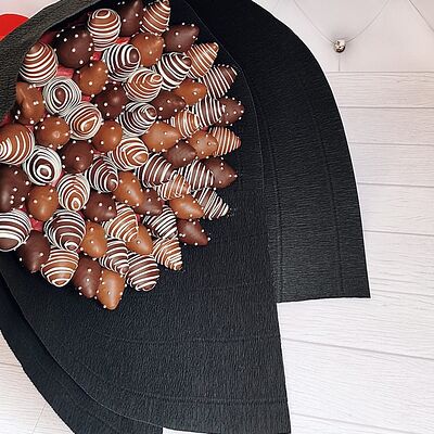 Букет ман 2 в Мос клубника в шоколаде по цене 8200 ₽