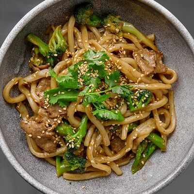 Удон с говядиной и перечный соусом в 96 азиаток по цене 950 ₽