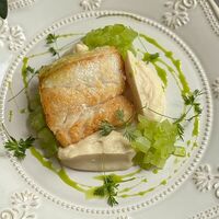 Филе судака с пюре из корня сельдерея со сливочно-копченым соусом в Птичка